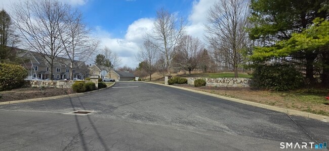 20 Orchard St in Brookfield, CT - Building Photo - Building Photo