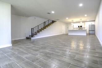 333 NW 41st St in Oakland Park, FL - Foto de edificio - Building Photo