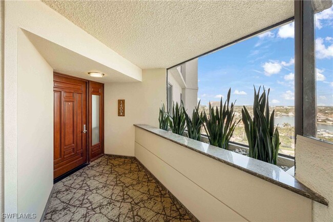 4551 Gulf Shore Blvd N in Naples, FL - Foto de edificio - Building Photo