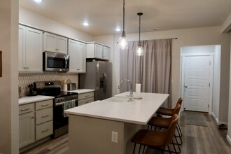 8884 W Hill Rd Pkwy in Garden City, ID - Building Photo - Building Photo