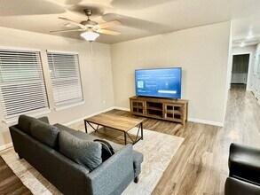 201 Gray St in Yukon, OK - Building Photo - Building Photo