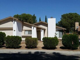 932 Kinnett Ave in Ridgecrest, CA - Building Photo