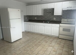 992 E 18th St in Hialeah, FL - Foto de edificio - Building Photo