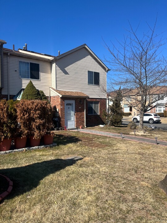 6 Revere Ln in Staten Island, NY - Building Photo