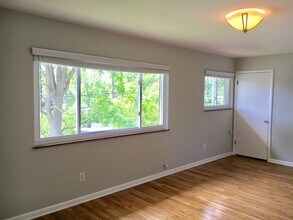 1822 Jackson Ave, Unit upper in Ann Arbor, MI - Foto de edificio - Building Photo