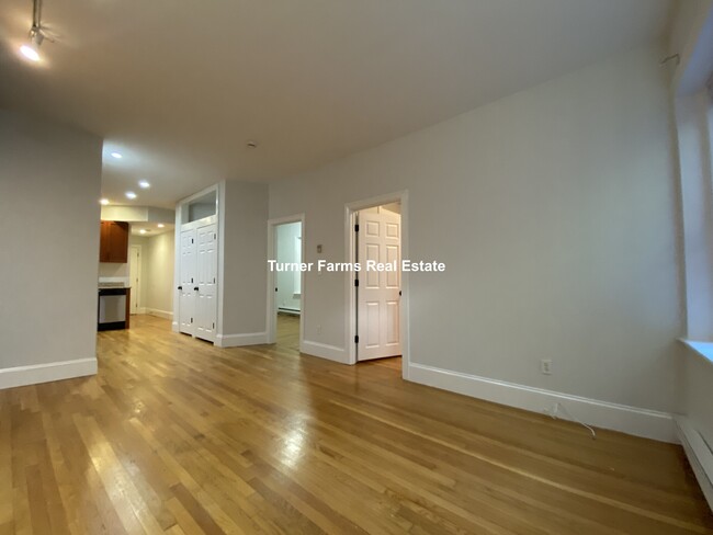 88A West Cedar St, Unit 2 in Boston, MA - Building Photo - Building Photo