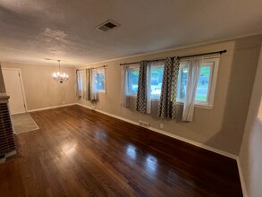 2121 W Wedington Dr in Fayetteville, AR - Building Photo - Building Photo