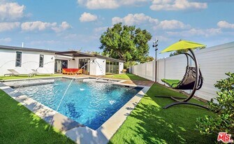 22616 Oxnard St in Los Angeles, CA - Building Photo