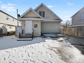 7 S Atlantic St in Bay Shore, NY - Building Photo