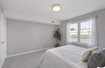 12727 Woodcrest Plz, Unit 3-222 in Omaha, NE - Foto de edificio - Building Photo