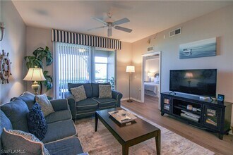 2720 Cypress Trace Cir in Naples, FL - Foto de edificio - Building Photo