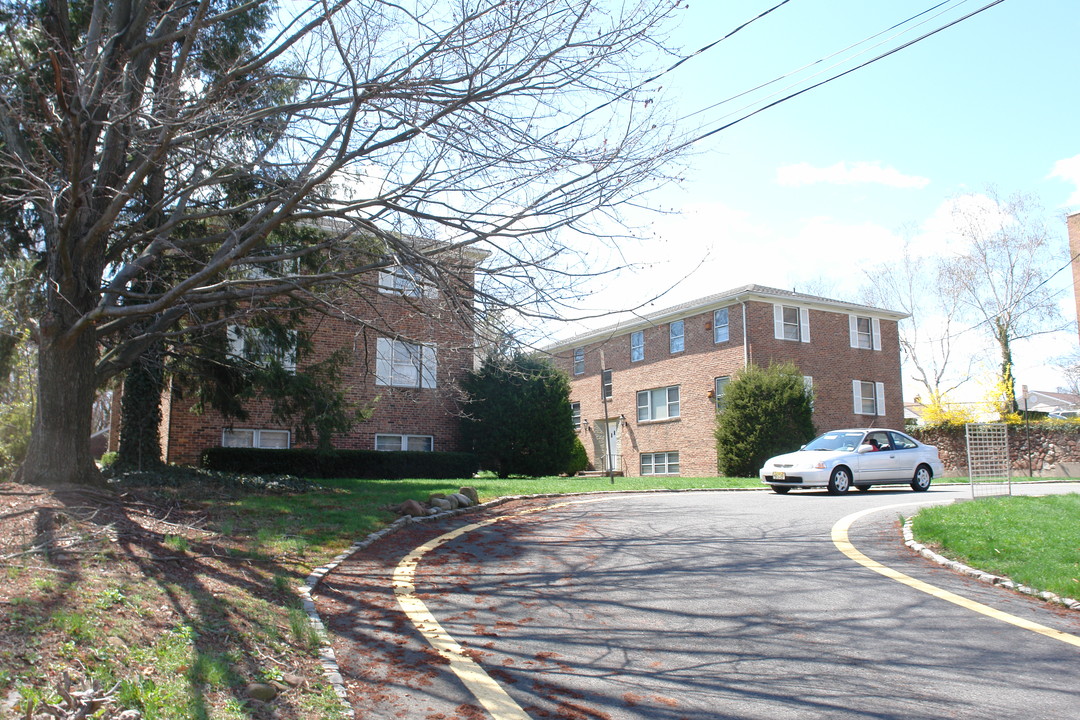 Walker Court in Springfield, NJ - Building Photo