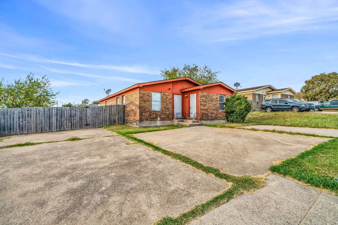 100 Clearwood Dr in Fort Worth, TX - Building Photo