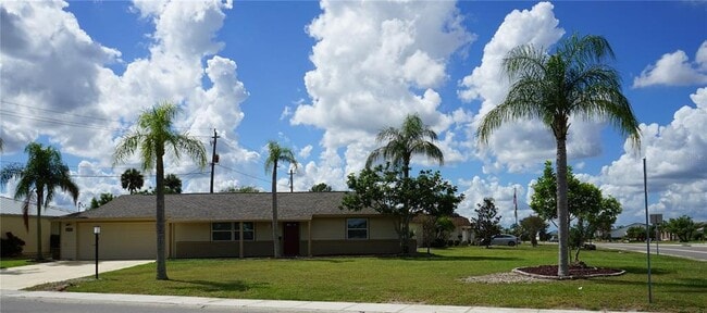 1618 Cherry Hills Dr in Sun City Center, FL - Building Photo - Building Photo