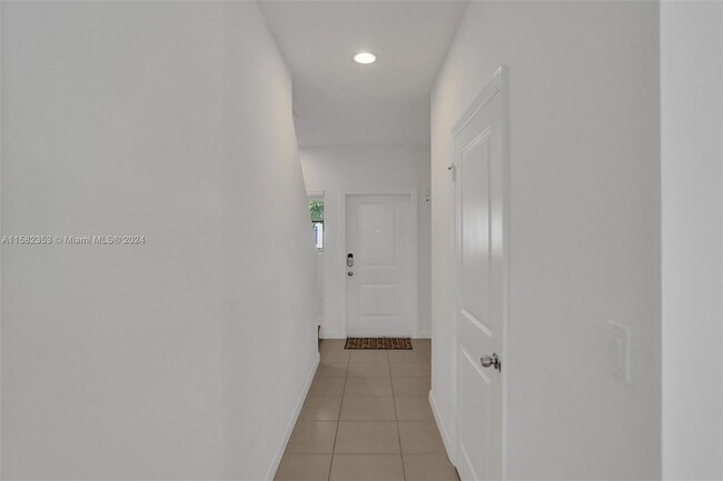 459 NE 194th Terrace in Miami, FL - Foto de edificio - Building Photo