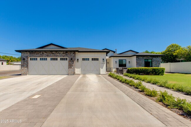 3802 E Highland Ave in Phoenix, AZ - Building Photo - Building Photo