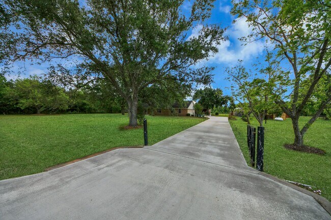 8407 Kirchner Rd in Manvel, TX - Foto de edificio - Building Photo