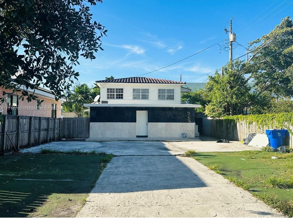 2215 NW 33rd St in Miami, FL - Building Photo