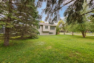 2738 Chertsey Dr in Woodbury, MN - Building Photo - Building Photo