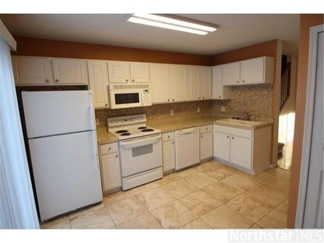 2127 Grenadier Ave N in Oakdale, MN - Building Photo - Building Photo