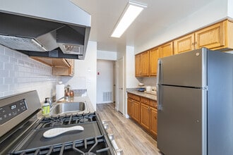 Green Plaza in Iselin, NJ - Building Photo - Interior Photo