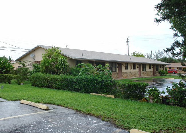 6901 Pembroke Rd in Pembroke Pines, FL - Building Photo - Building Photo