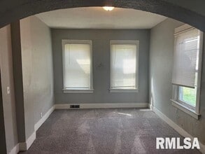 1015 Arlington Ct in Davenport, IA - Building Photo - Building Photo