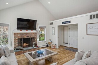 18 Park Cir in Quogue, NY - Foto de edificio - Building Photo