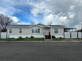 8278 24th St in White City, OR - Building Photo