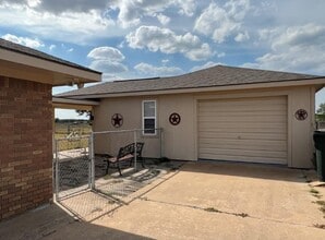 566 Schmidt Rd in Sealy, TX - Building Photo - Building Photo