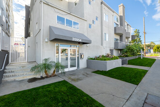 CAMBRIDGE COURT APARTMENTS in Canoga Park, CA - Building Photo - Building Photo