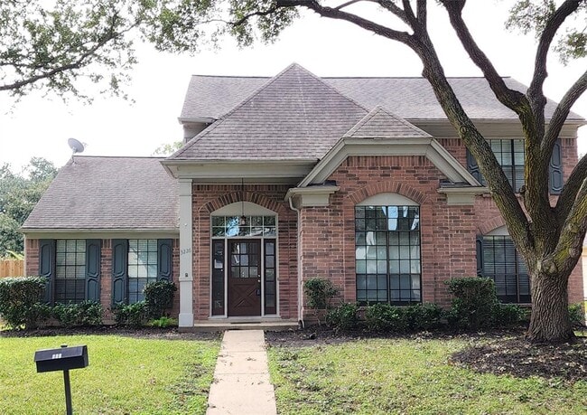 property at 3226 Country Club Blvd