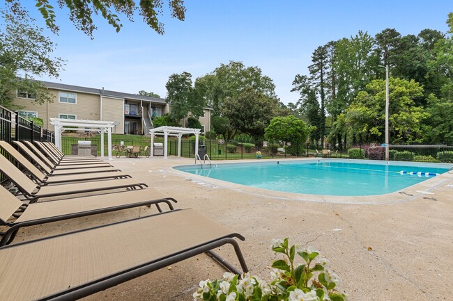 Cloisters and Foxfire Apartments in High Point, NC - Foto de edificio - Building Photo