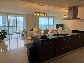 495 Brickell Ave in Miami, FL - Foto de edificio - Building Photo