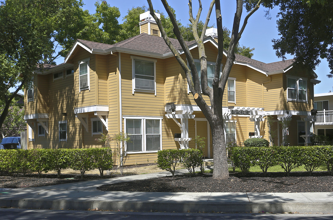 Willow Court in Menlo Park, CA - Building Photo