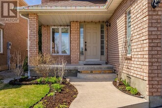 5100 Fallingbrook Dr in Mississauga, ON - Building Photo - Building Photo