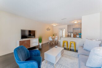 2409 Town Lake Cir in Austin, TX - Building Photo - Building Photo