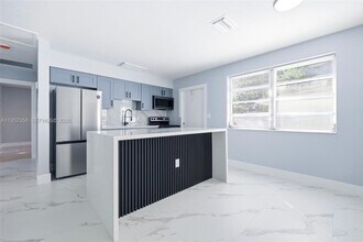 2440 Hayes St in Hollywood, FL - Building Photo - Building Photo