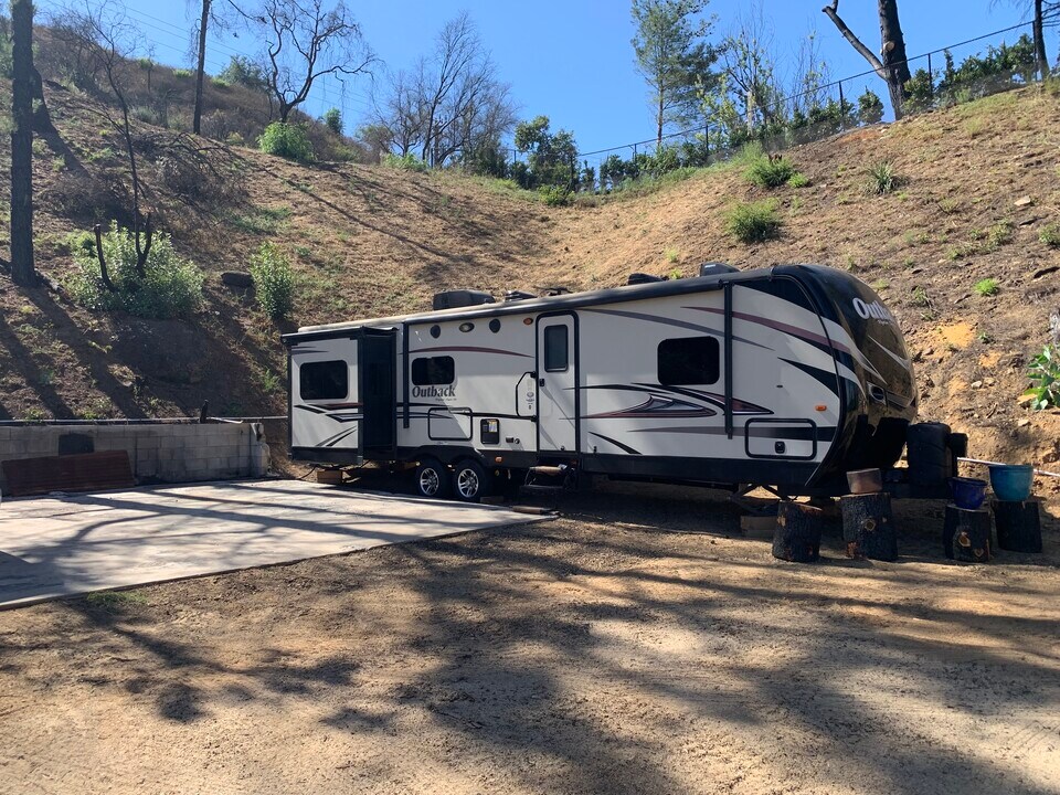 1990 Las Flores Canyon Rd in Malibu, CA - Building Photo