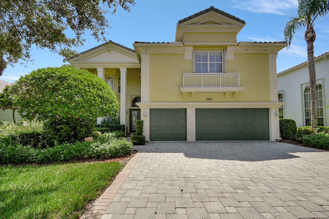 2264 Merriweather Way in Wellington, FL - Building Photo