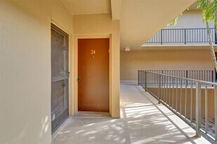 4040 N Hills Dr, Unit 24 in Hollywood, FL - Building Photo