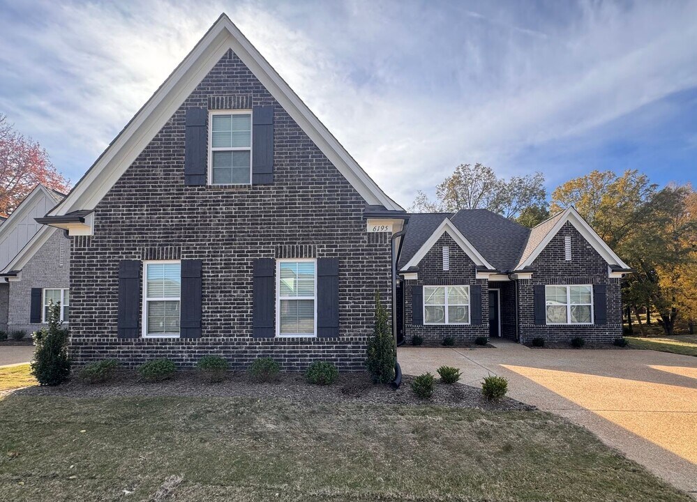 6195 Clover Ct in Walls, MS - Building Photo