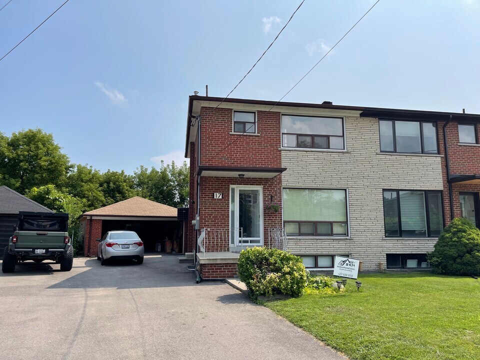 17 Woodenhill Ct in Toronto, ON - Building Photo