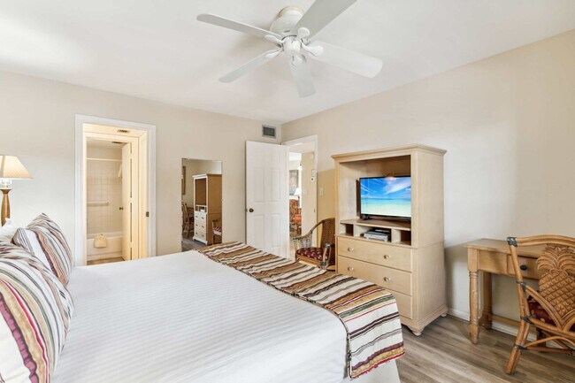 600 Neapolitan Way in Naples, FL - Foto de edificio - Building Photo