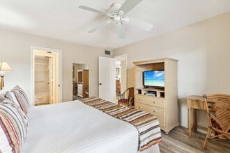 600 Neapolitan Way in Naples, FL - Building Photo - Building Photo