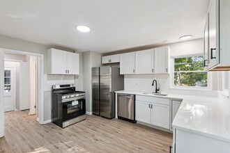 28050 Gilchrist Dr in Euclid, OH - Building Photo - Building Photo