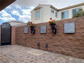 9075 Tiffany Oaks Ave in Las Vegas, NV - Building Photo - Building Photo