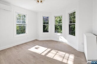 46 Garden Pl in Edgewater, NJ - Building Photo - Building Photo