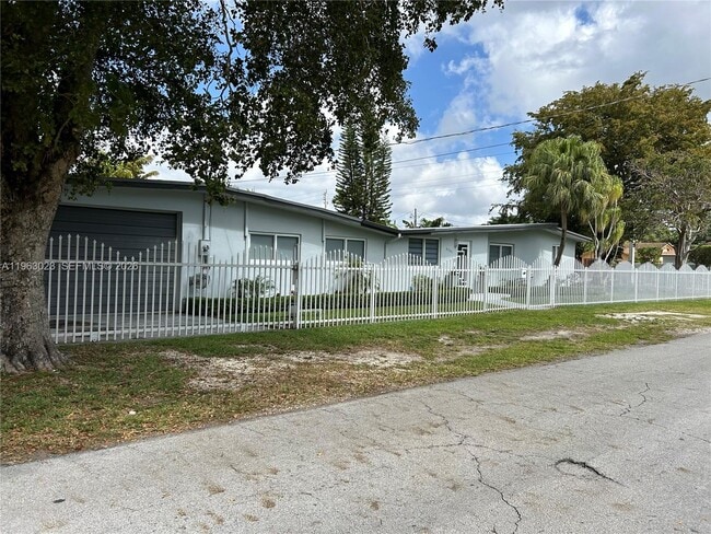 6501 SW 34th St in Miami, FL - Building Photo - Building Photo