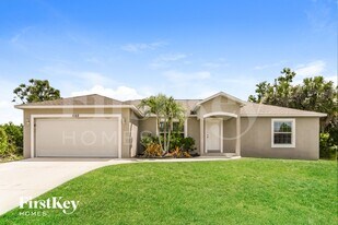 6168 Lomax St in Englewood, FL - Building Photo